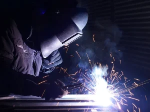hombre soldando estructura metalica
